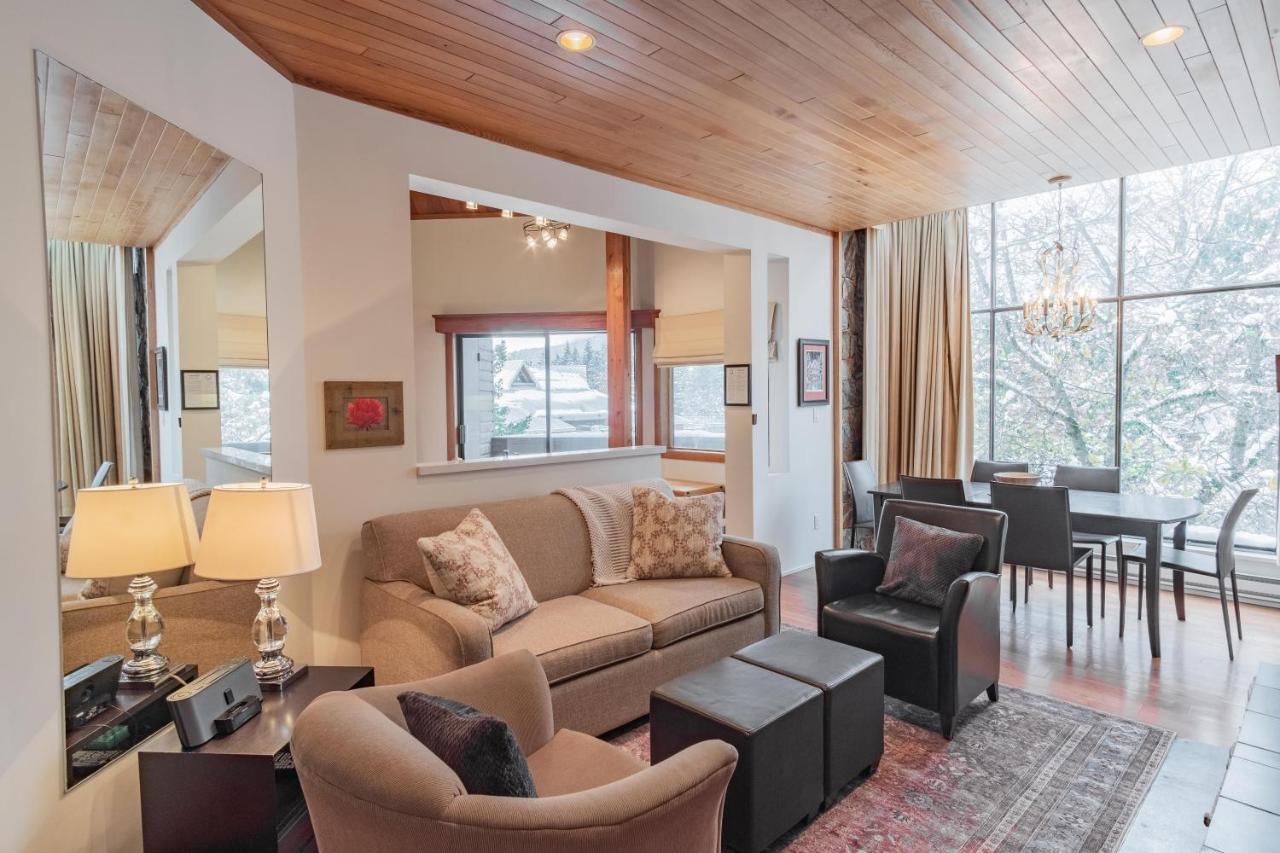 Rainbow By Outpost Whistler Villa Exterior photo