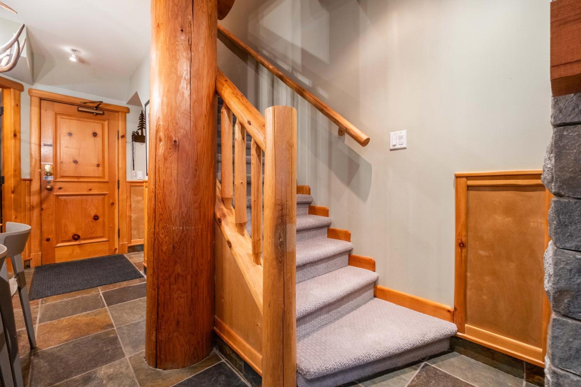 Rainbow By Outpost Whistler Villa Exterior photo