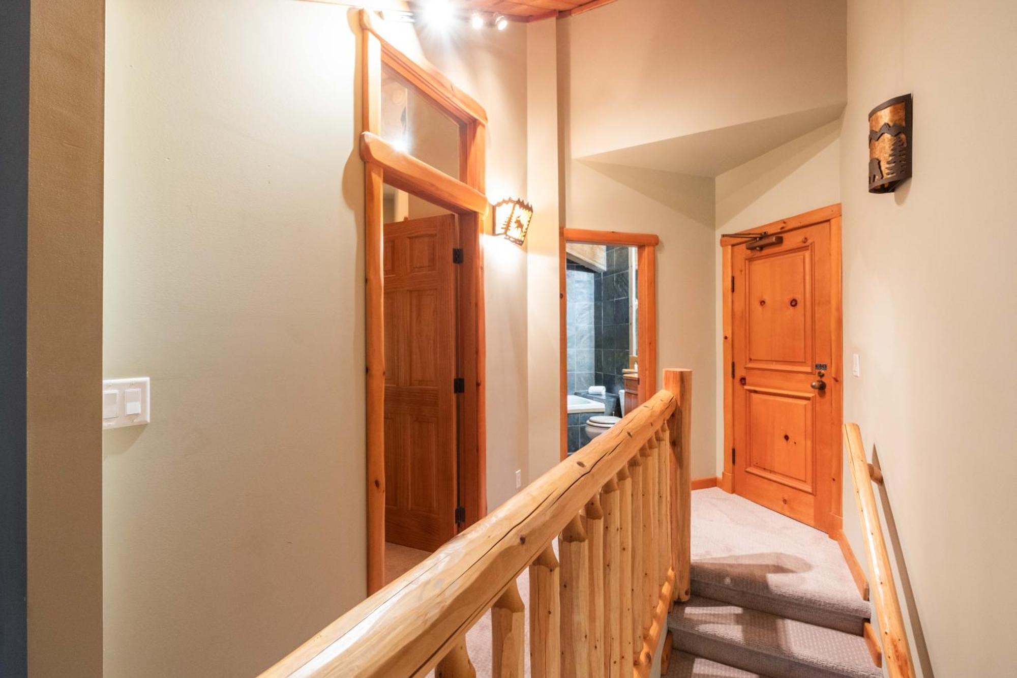 Rainbow By Outpost Whistler Villa Exterior photo