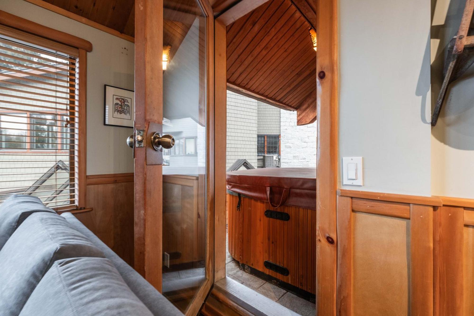Rainbow By Outpost Whistler Villa Exterior photo