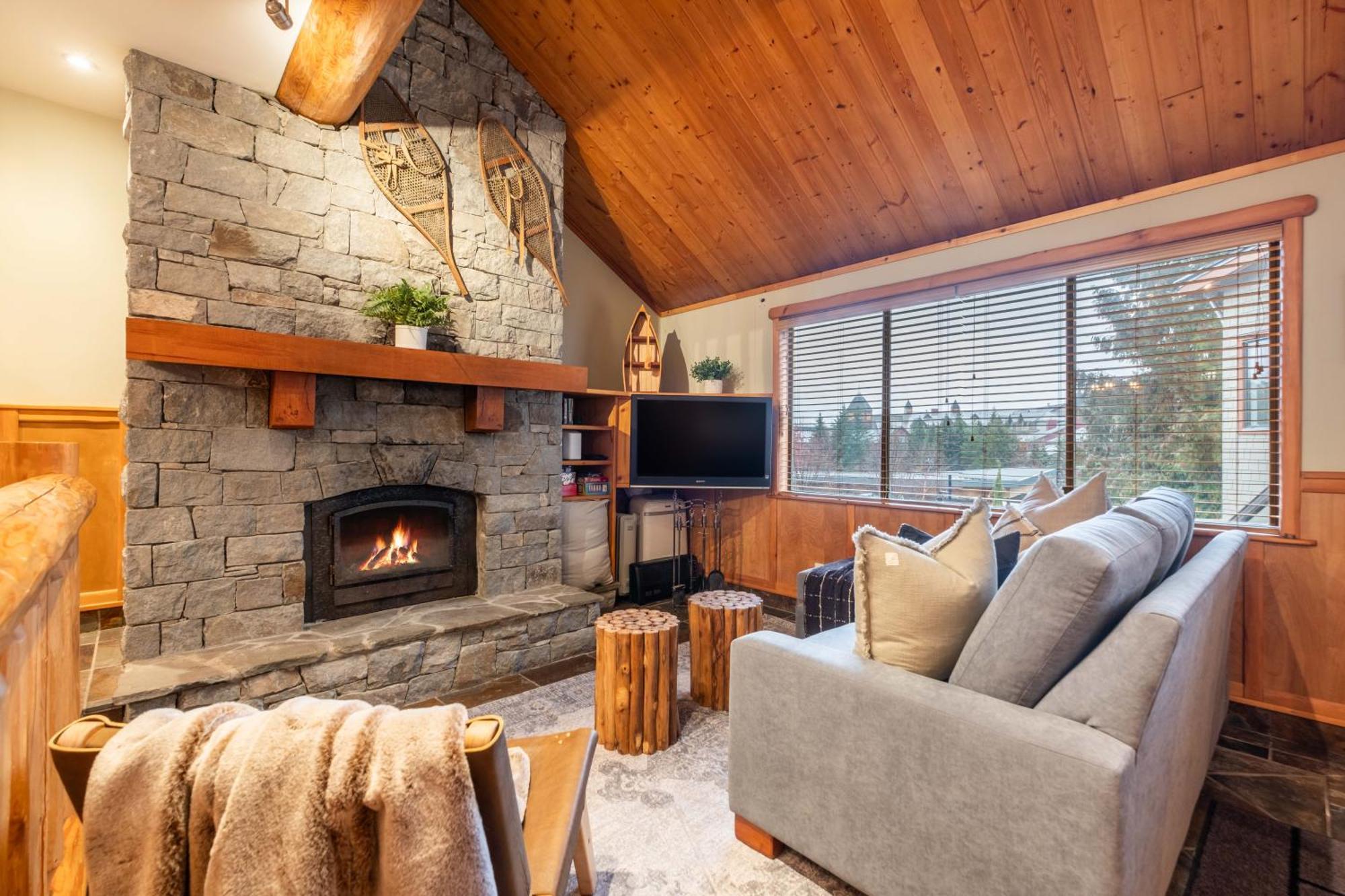 Rainbow By Outpost Whistler Villa Exterior photo