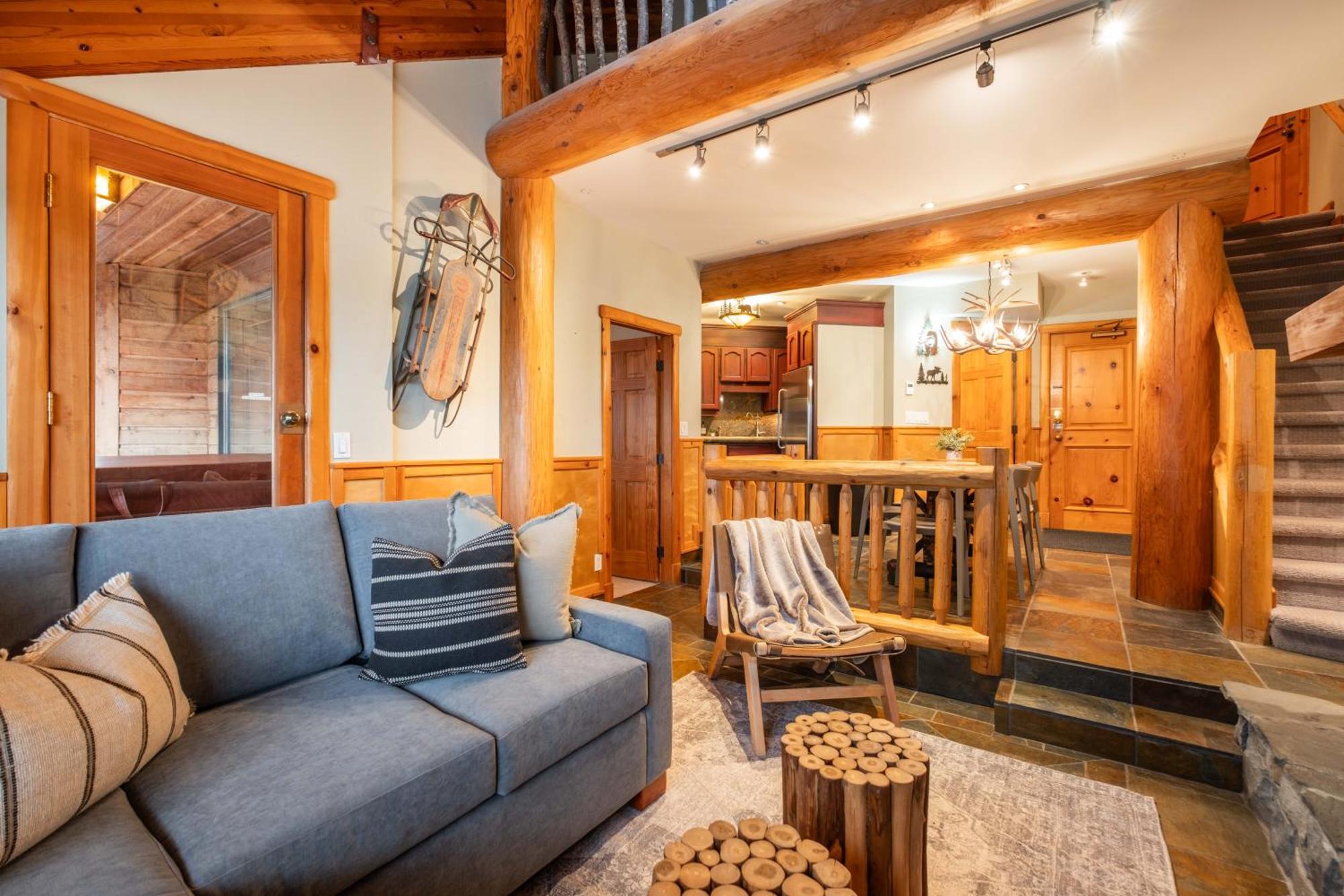 Rainbow By Outpost Whistler Villa Exterior photo