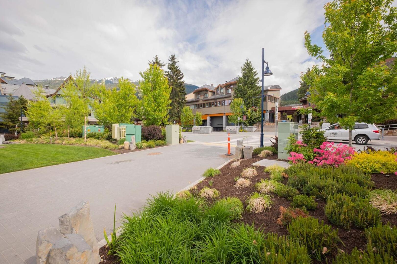 Rainbow By Outpost Whistler Villa Exterior photo