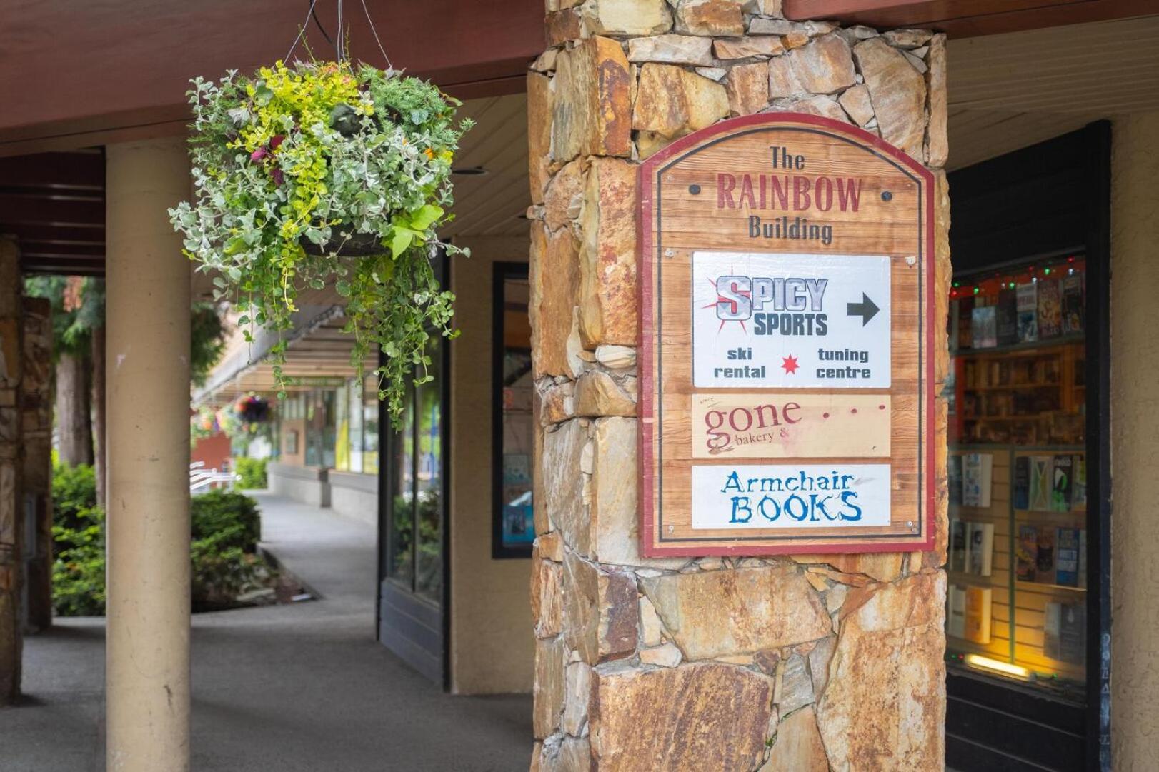 Rainbow By Outpost Whistler Villa Exterior photo